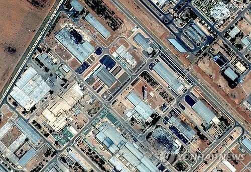 막사가 위성으로 촬영한 이스파한 핵 시설 파괴 모습. 왼쪽 상부·오른쪽 하단 폭격 (출처=연합뉴스)