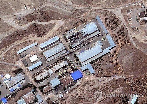 막사가 촬영한 혁명수비대 가디르 기지 모습. 검게 그을린 부분이 폭격맞은 자리 (출처=연합뉴스)