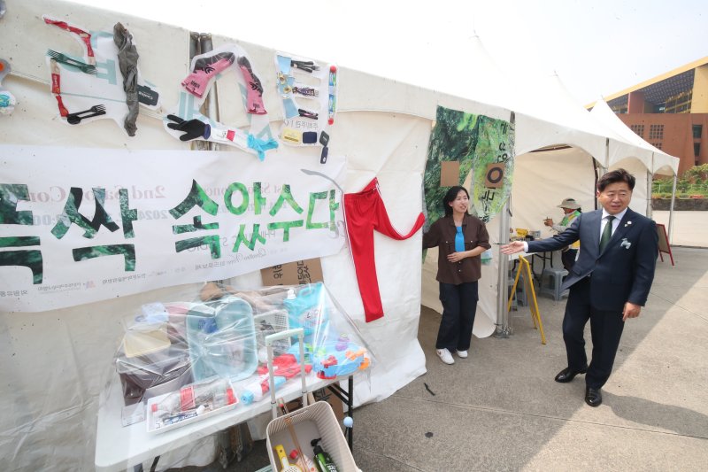 4일 오후 오영훈 바카라 토토도지사가 서귀포시 바카라 토토국제컨벤션센터 야외광장에서 세계환경의 날을 맞아 열린 '2025 환경 한마당 축제장'을 둘러보고 있다.2025.6.4/바카라 토토1 ⓒ News1 고동명 기자