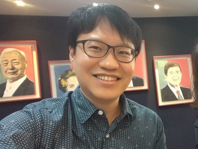 [서울=뉴시스] 만화가 인기있는바카라사이트이 제22대 국회의원 선거 개표결과를 두고 심경을 밝힌 글이 화제다. 사진은 인기있는바카라사이트. (사진=인기있는바카라사이트 페이스북 갈무리) 2024.04.11. *재판매 및 DB 금지