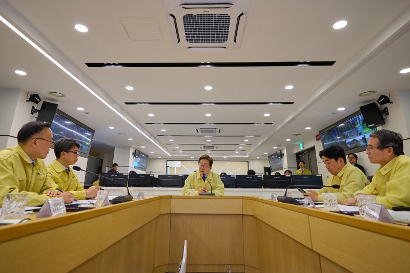 이재명 대통령이 지난 12일 서울 서초구 한강홍수통제소에서 수해 대비 현장 점검 회의를 주재하고 있다. (이재명 대통령 SNS. 재판매 및 DB 금지) 2025.6.13/바카라 베팅1 ⓒ News1 허경 기자