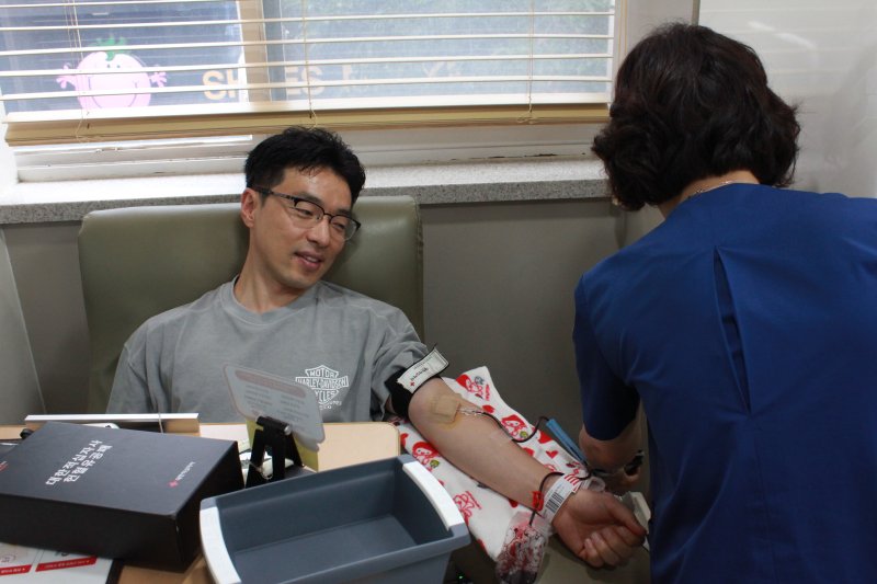 119번째 헌혈을 하고 있는 황정택 소방위. 2025.6.15/뉴스1 신준수 기자