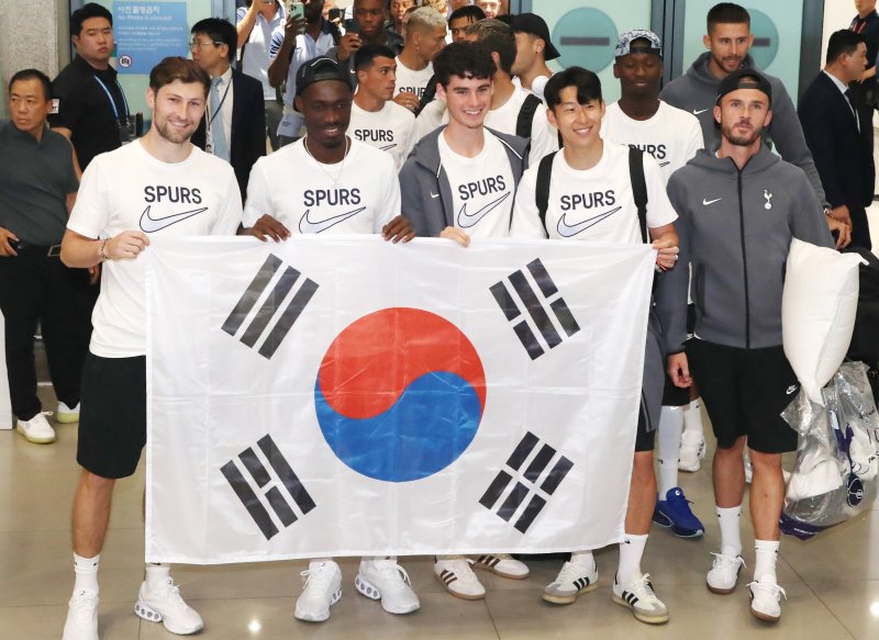 태극기를 들고 입국하며 국내 팬들에게 인사하는 바카라사이트 2024.7.28/뉴스1 ⓒ News1 임세영 기자