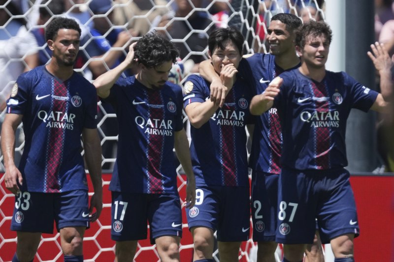 [패서디나=AP/뉴시스] 프랑스 프로축구 리그앙 파리 생제르맹(PSG) 이강인, 득점 이후 동료들과 세리머니. 2025.06.15.