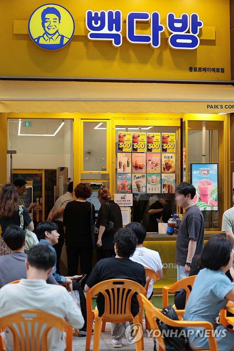빽다방, 아메리카노 500원 판매에 북적북적 (출처=연합뉴스)