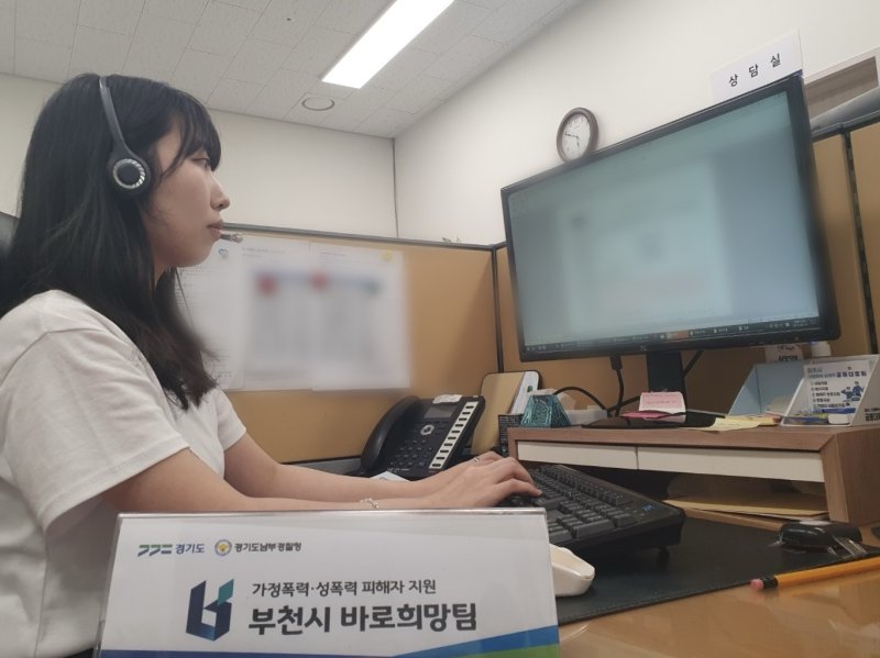 메이저 바카라사이트 홈런 바로희망팀 상담원이 상담하고 있다. (메이저 바카라사이트 홈런시 제공. 재배포 및 DB금지) / 뉴스1