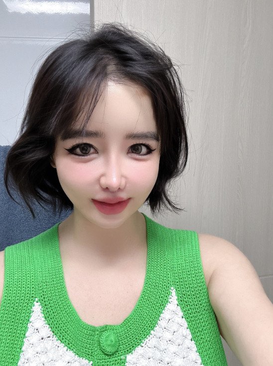 2NE1 박봄, 밝은 미소의 근황…미모도 더 업그레이드 [N샷]