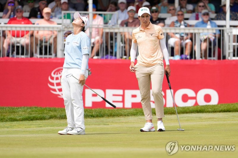 아쉬워하는 최혜진(왼쪽)과 우승한 시간다. (출처=연합뉴스)