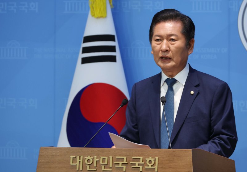 [서울=뉴가상 바카라] 조성봉 가상 바카라 = 정청래 더불어민주당 의원이 15일 오후 서울 여의도 국회 소통관에서 당 대표 출마선언을 하고 있다. 2025.06.15. suncho21@newsis.com