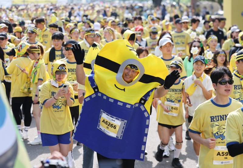 [서울=뉴가상 바카라] 황준선 가상 바카라 = 15일 오전 서울 마포구 평화의공원에서 열린 미니언즈 런 2025 서울에서 미니언즈 복장의 참가자가 달리고 있다. 2025.06.15. hwang@newsis.com