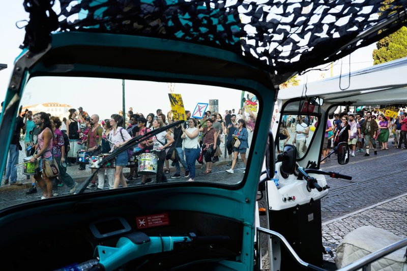 [리스본=AP/뉴시스] 15일(현지 시간) 포르투갈 리스본에서 오버투어리즘(과잉 관광)에 항의하는 시위가 열리고 있다. 2025.06.16.