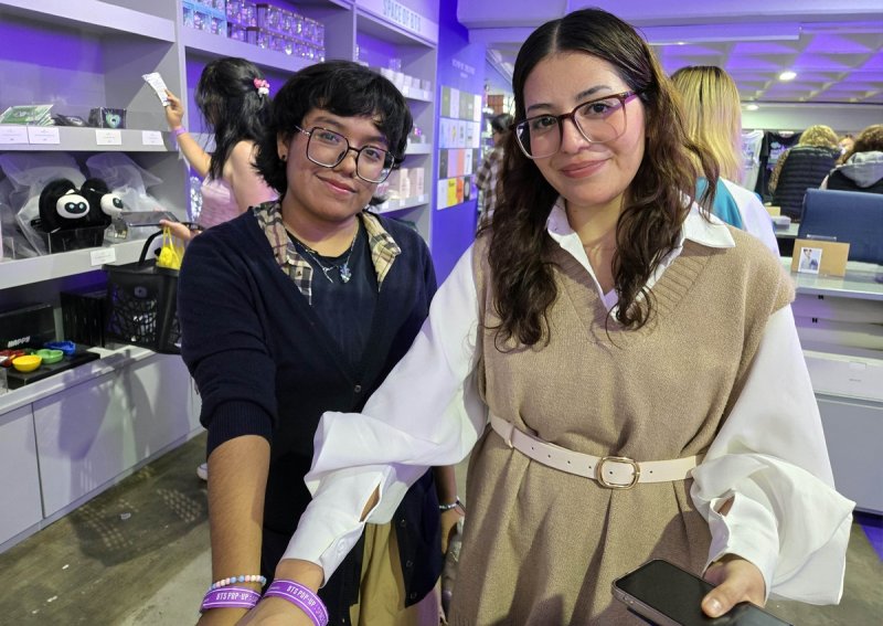 BTS 팝업 스토어 입장 팔찌 보여주는 디아나(오른쪽)와 리즈 (출처=연합뉴스)