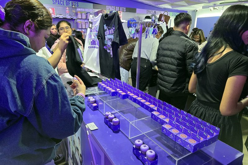 멕시코시티 BTS 팝업 스토어 굿즈 보는 팬들 (출처=연합뉴스)