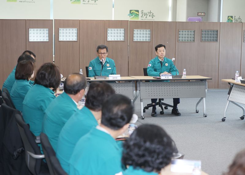 강릉시가 올해 봄철 산불예방·대응 시군 평가에서 최우수 기관으로 선정됐다. 사진은 김홍규 시장이 산불예방 대책회의를 주재하는 모습. 강릉시 제공
