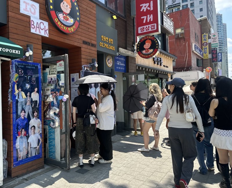 하이브에서 신용산역까지 이어지는 카페와 음식점에 외국인들이 인산인해를 이루고 있다 .ⓒ News1 윤슬빈 기자