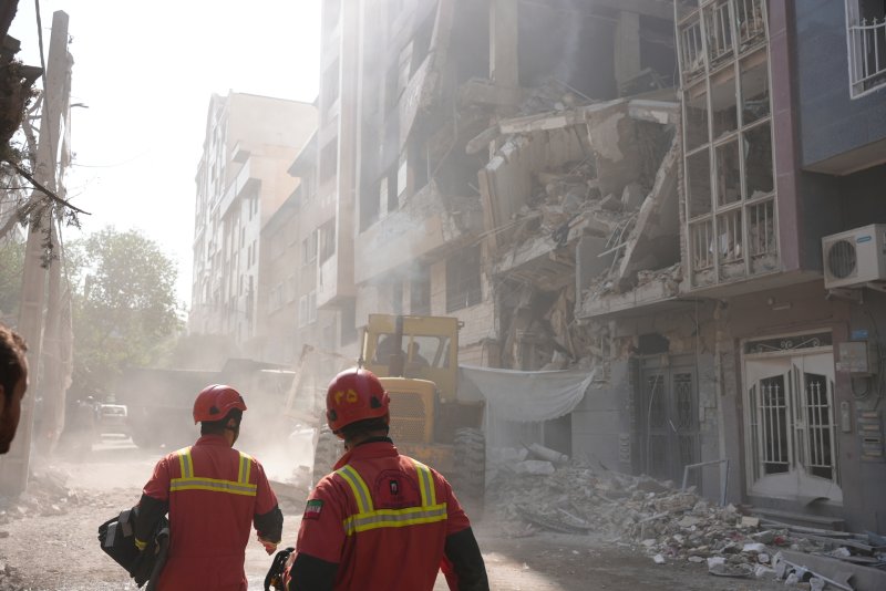 [테헤란=신화/뉴시스]13일(현지 시간) 이스라엘 공습으로 파괴된 이란 테헤란의 한 건물에서 구조작업이 이뤄지고 있다. 2025.06.14.