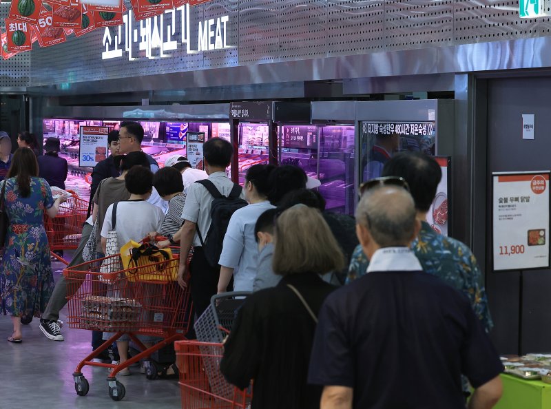 호주산 소고기 단 하루 특가 행사가 열린 12일 오전 서울 중구 한강대로 롯데마트 제타플렉스 서울역점을 찾은 고객들이 990원 척아이롤을 구입하고 있다. 2025.6.12/뉴스1 ⓒ News1 박정호 기자