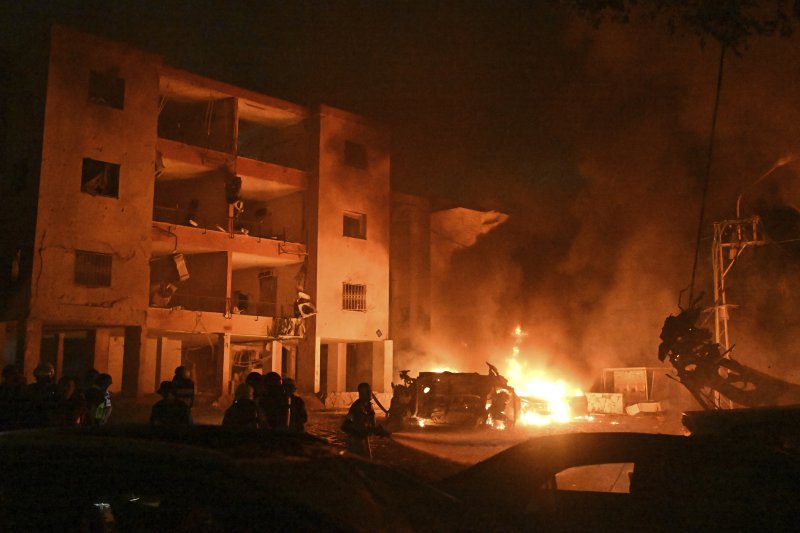 [하이파=AP/뉴시스] 15일(현지 시간) 이스라엘 북부 하이파에서 소방관들이 이란의 미사일 공격으로 발생한 화재를 진압하고 있다. 2025.06.16.