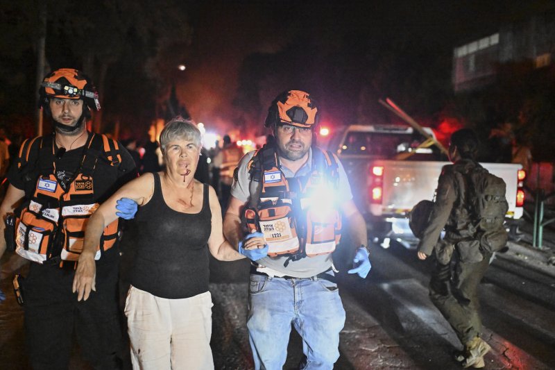 [하이파=AP/뉴시스] 15일(현지 시간) 이스라엘 북부 하이파에서 소구조대원들이 이란의 미사일 공격으로 부상한 여성을 대피시키고 있다. 2025.06.16.