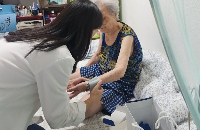 보건 전문가가 신규 바카라사이트주민 혈압을 측정 중인 모습. (한국마신규 바카라사이트 제공)