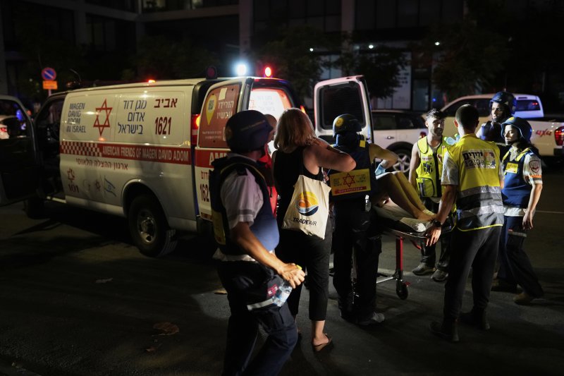 [텔아비브=AP/뉴시스] 13일(현지 시간) 이스라엘 텔아비브에서 구급대원들이 이란이 발사한 미사일에 맞은 건물에서 부상자를 대피시키고 있다. 2025.06.14.