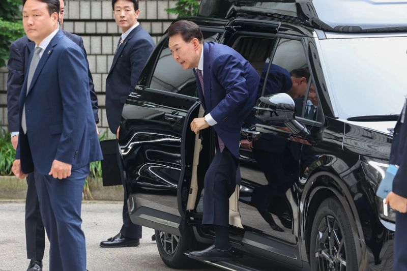 법원 출석하는 윤석열 전 대통령