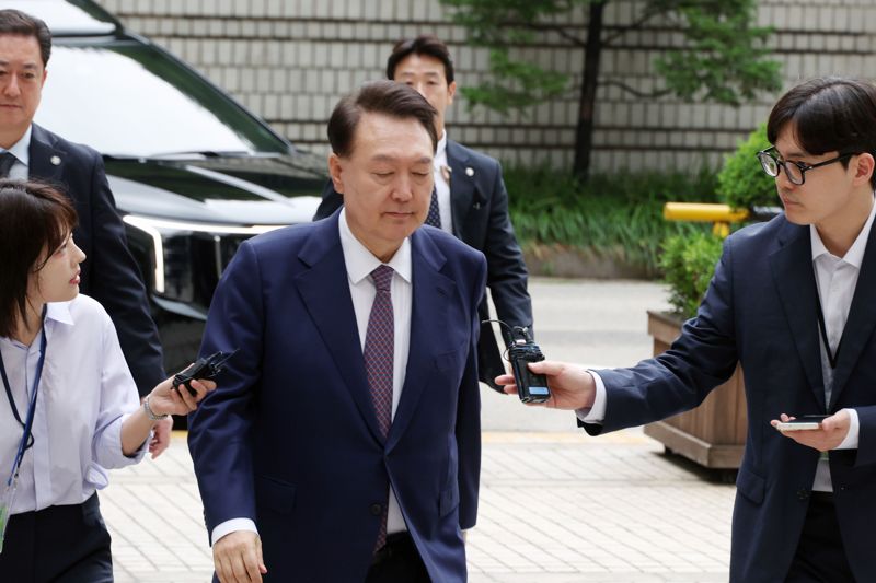 [영상] 윤석열, 3대 특검 임명 후 첫 공판 출석...