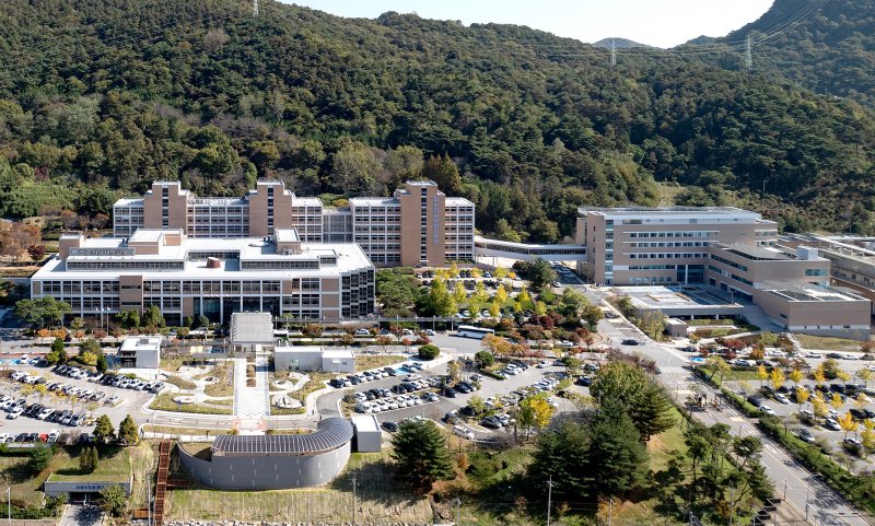 [화순=뉴시스] 바카라사이트 벳무브 화순시 화순바카라사이트 벳무브대병원 전경 사진. 사진 오른쪽은 미래의료혁신센터 건물. 센터에는 바이오의약품의 임상시험과 생산 연계를 강화하는 첨단 복합 공간이 들어선다. (사진=화순바카라사이트 벳무브대병원 제공) 2025.05.07. photo@newsis.com *재판매 및 DB 금지
