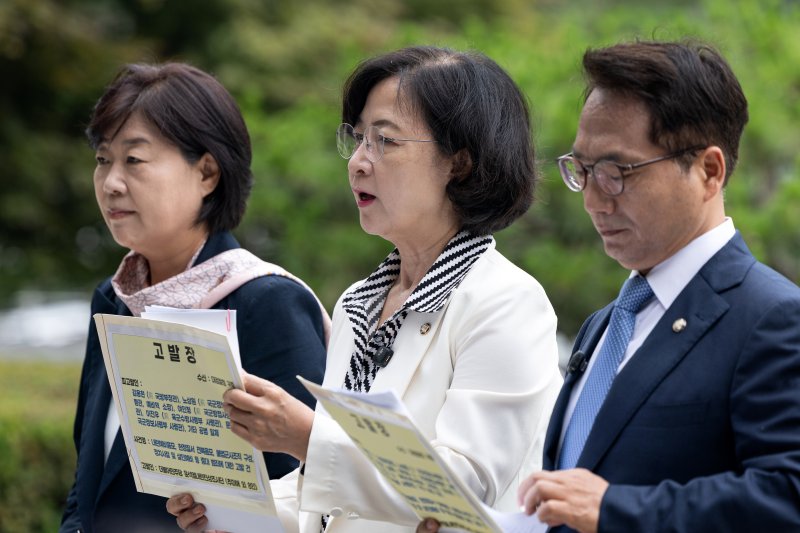 추미애 더불어민주당 내란진상조사단장이 16일 오전 서울 서초구 대검찰청에서 김용현 전 국방부 장관, 여인형 전 국군방첩사령관 등을 내란예비음모, 헌정질서 전복음모, 불법군사조직 구성, 정치사찰 및 살인예비 등 중대 범죄로 고발장을 접수하기 앞서 취지를 설명하고 있다. /사진=뉴스