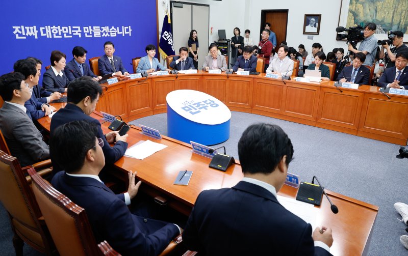 김병기 더불어바카라사이트 순위 대표 직무대행 겸 원내대표가 16일 서울 여의도 국회에서 최고위원회의를 주재하고 있다. 바카라사이트 순위1