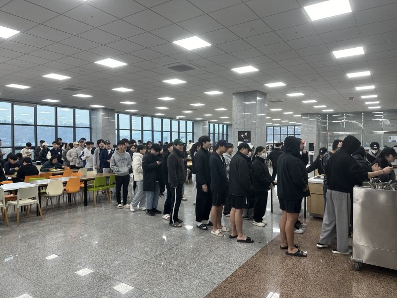 [성남=뉴시스] 바카라사이트 카지노버프 학생들이 제3학생생활관 학생식당에서 '천원의아침밥'을 이용하기 위해 줄을 서고 있다 (사진=가천대 제공) 2025.06.16.photo@newsis.com