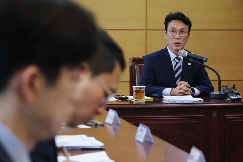 [서울=뉴시스] 김명원 기자 = 김민석 국무총리 실시간 바카라사이트가 16일 오전 서울 종로구 금융감독연수원에 마련된 청문회 준비단 사무실에서 열린 실시간 바카라사이트·민생분야 부처 업무보고에서 모두발언을 하고 있다. (공동취재) 2025.06.16 photo@newsis.com
