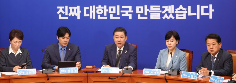 인터넷 바카라사이트 더불어민주당 당 대표 직무대행 겸 원내대표가 16일 오전 서울 여의도 국회에서 열린 최고위원회의에서 발언을 하고 있다. 뉴시스