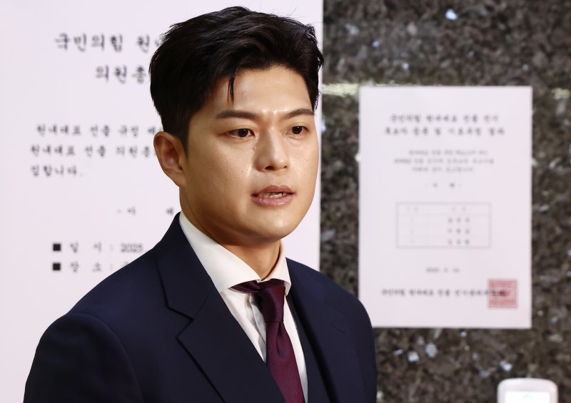 사설 바카라 국민의힘 비상대책위원장이 신임 원내대표 선출을 앞둔 16일 오전 서울 여의도 국회에서 현안 관련 브리핑을 하고 있다. 사진=뉴스1