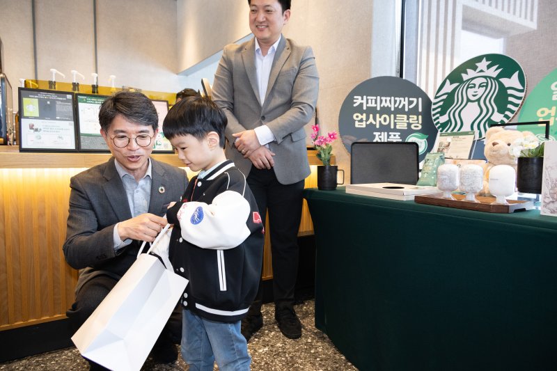 김완섭 환경부장관이 충북 토토 바카라시 소재 스타벅스 토토 바카라 분평(DT)점에서 스타벅스·토토 바카라시와 함께 ‘맞춤형 일회용 컵 회수․보상을 위한 자발적 협약’을 체결하고, 반납된 일회용컵으로 업싸이클 제작된 인형을 매장 방문 어린이에게 선물하고 있다. (환경부 제공. 재판매 및 DB 금지) 2025.4.10/토토 바카라1
