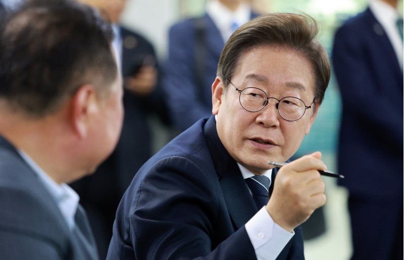 [파주=뉴시스] 고범준 기자 = 이재명 안전한 바카라사이트이 13일 경기도 파주시 장단면 행정복지센터에서 열린 주민 간담회에서 발언하고 있다. 2025.06.13. bjko@newsis.com