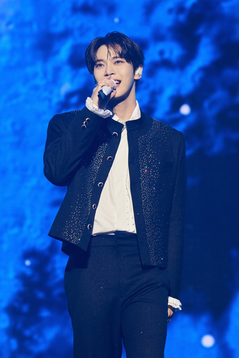 NCT 도영, 자전거 타고 구름 따라서…시즈니 마음 門 활짝 열었네