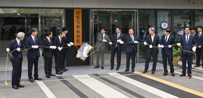 [서울=뉴시스] 김진아 기자 = 이한주(왼쪽 다섯번째) 국정기획위원회 위원장이 16일 서울 종로구 정부서울청사 창성동 별관에서 열린 국정기획위원회 출범 현판 제막식에서 참석자들과 제막을 하고 있다. 왼쪽 네번째부터 국정기획위원회 김용범 부위원장, 이 위원장, 진성준 부위원장, 방기선 부위원장. (공동취재) 2025.06.16. photo@newsis.com