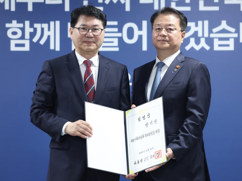 [서울=뉴시스] 김진아 기자 = 이한주(왼쪽) 국정기획위원회 위원장이 16일 서울 종로구 정부서울청사 창성동 별관에서 열린 출범식에서 부위원장을 맡은 방기선 국무조정실장에게 위촉장을 수여한 뒤 기념 촬영을 하고 있다. 이재명 정부의 대통령직인수위원회 역할을 하는 국정기획위에서는 100대 국정과제를 정리하고 과제별로 추진 시점과 목표 등을 정해 '국정운영 5개년 계획'을 마련할 방침이다. (공동취재) 2025.06.16. photo@newsis.com