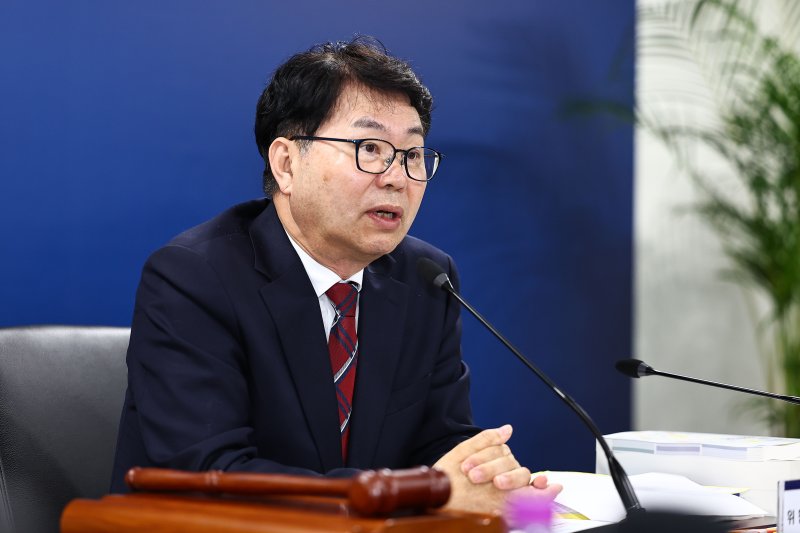 [서울=뉴시스] 김진아 기자 = 이한주 국정기획위원회 위원장이 16일 서울 종로구 정부서울청사 창성동 별관에서 열린 국정기획위원회 1차 전체회의에서 발언하고 있다. 이날 출범한 위원회는 정부가 임기 중 추진할 국정과제의 로드맵을 제시하며 이재명 정부의 100대 국정과제를 정리, 과제별로 추진 시점과 목표 등을 정해 '국정운영 5개년 계획'을 마련할 방침이다. (공동취재) 2025.06.16. photo@newsis.com