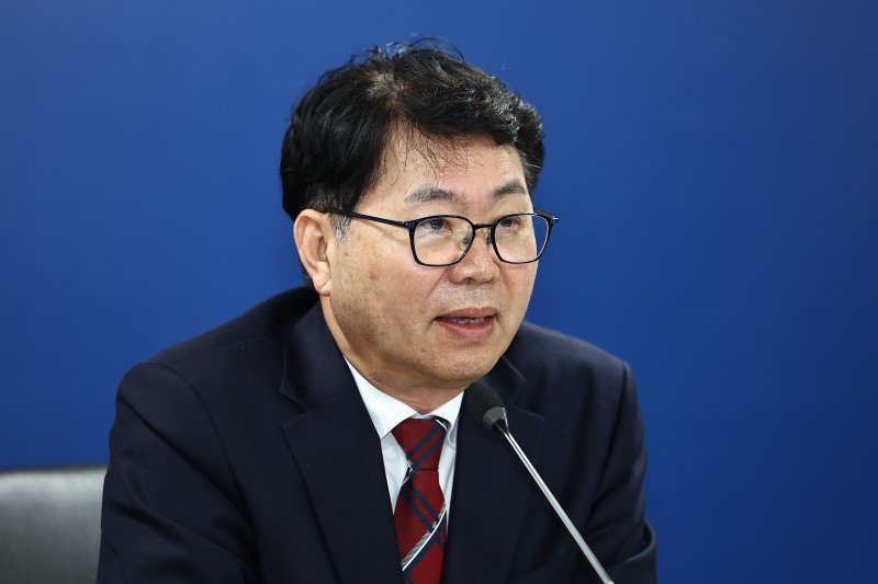 [서울=뉴시스] 김진아 기자 = 이한주 국정기획위원회 위원장이 16일 서울 종로구 정부서울청사 창성동 별관에서 열린 국정기획위원회 1차 전체회의에서 발언하고 있다. 이날 출범한 위원회는 정부가 임기 중 추진할 국정과제의 로드맵을 제시하며 이재명 정부의 100대 국정과제를 정리, 과제별로 추진 시점과 목표 등을 정해 '국정운영 5개년 계획'을 마련할 방침이다. (공동취재) 2025.06.16. photo@newsis.com