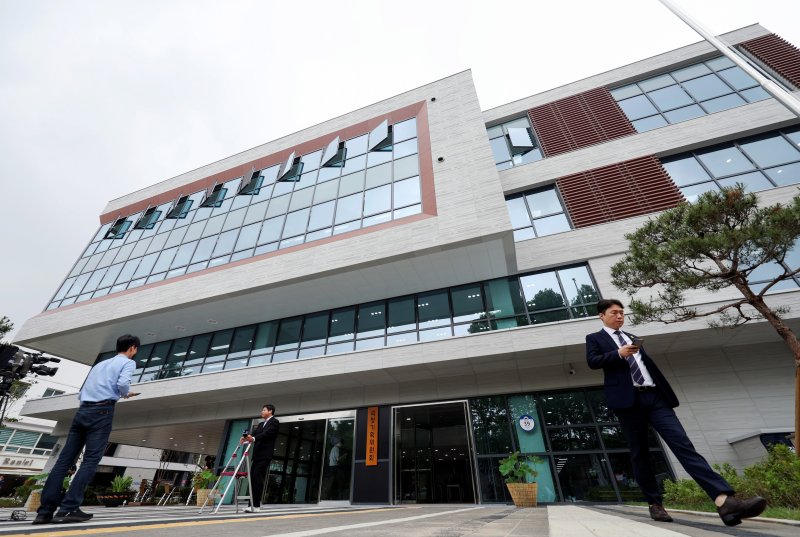 [서울=뉴시스] 김진아 기자 = 이재명 정부 5년의 국정 운영 청사진을 제시할 국정기획위원회(위원장 이한주)가 16일 현판식을 시작으로 첫발을 뗐다. 국정기획위는 이재명 대통령 공약 등을 구체화할 예정인 가운데 정부 조직 개편과 관련해 별도의 테스크포스(TF)를 구성할 예정이다.사진은 국정기획위원회가 출범한 16일 서울 종로구 정부서울청사 창성동 별관. 2025.06.16. bluesoda@newsis.com