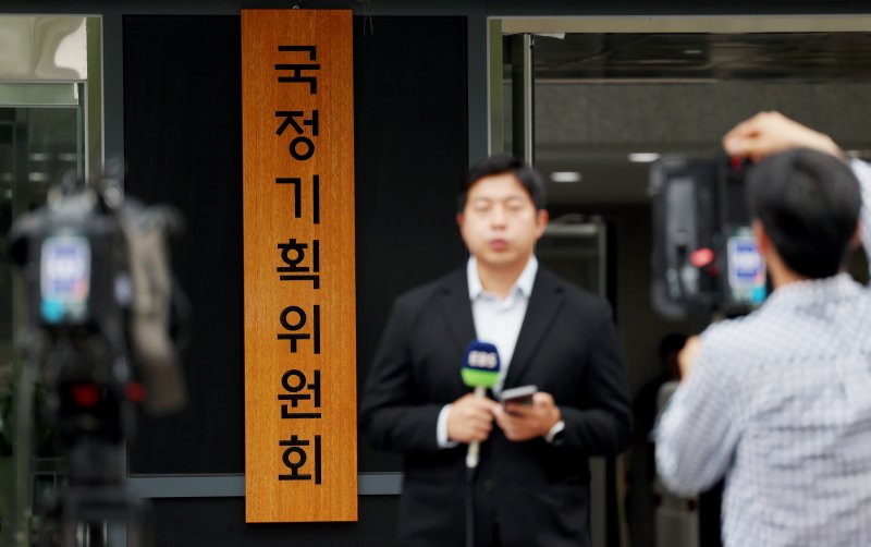 [서울=뉴시스] 김진아 기자 = 이재명 정부 5년의 국정 운영 청사진을 제시할 국정기획위원회(위원장 이한주)가 16일 현판식을 시작으로 첫발을 뗐다. 국정기획위는 이재명 대통령 공약 등을 구체화할 예정인 가운데 정부 조직 개편과 관련해 별도의 테스크포스(TF)를 구성할 예정이다.사진은 국정기획위원회가 출범한 16일 서울 종로구 정부서울청사 창성동 별관. 2025.06.16. bluesoda@newsis.com