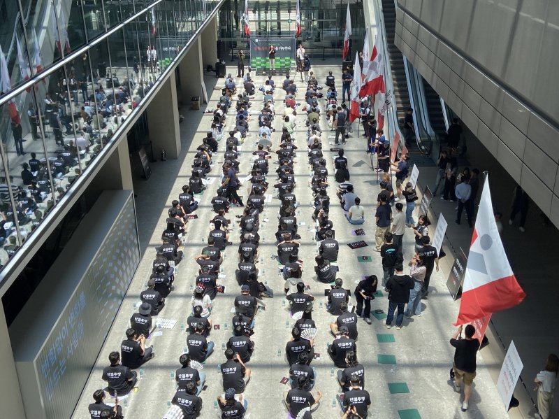 민주노총 산하 전국화학섬유식품산업노동조합(화섬식품노조) 네이버지회 '공동성명'이 11일 경기 성남시 네이버 제2 사옥 1784에서 최인혁 네이버 테크비즈니스 부문 대표 복귀에 반대하는 집회를 열었다. 2025.06.11. ⓒ 뉴스1 신은빈 기자