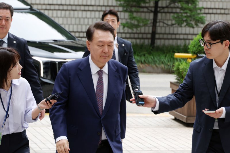[서울=뉴시스] 사진공동취재단 = 윤석열 전 대통령이 16일 오전 서울 서초구 서울중앙지방법원에서 열린 내란 우두머리 바카라사이트 순위·직권남용 권리행사 방해 바카라사이트 순위 사건 7차 공판에 출석하며 취재진 질문을 듣고 있다. 2025.06.16. photo@newsis.com