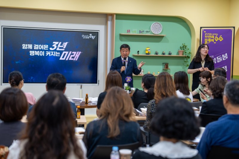 [증평=뉴시스] 서주영 기자 = 16일 충북 바카라사이트 신고 돌봄나눔플러스센터에서 열린 '군민과 함께하는 브런치 톡(Talk)톡(Talk) 릴레이' 행사에서 이재영 군수가 주민들과 소통하고 있다. (사진= 증평군 제공) 2025.06.16. photo@newsis.com