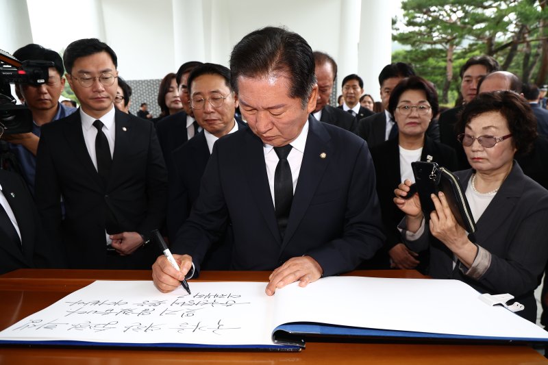 더불어민주당 당대표 출마를 선언한 정청래 의원이 16일 오전 서울 동작구 국립서울현충원에서 현충탑 참배를 마치고 방명록을 작성하고 있다. 2025.6.16/뉴스1 ⓒ News1 김민지 기자