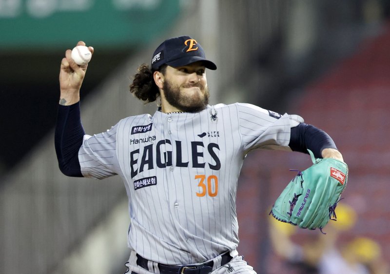 [서울=뉴시스] 김명년 기자 = 28일 서울 송파구 잠실야구장에서 열린 2025 KBO리그 한화 이글스와 LG 트윈스의 경기, 7회말 한화 선발 폰세가 역투하고 있다. 2025.05.28. kmn@newsis.com