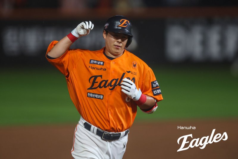 [서울=뉴시스] 프로야구 한화 이글스 노시환이 15일 대전 한화생명볼파크에서 열린 2025 신한 쏠뱅크 KBO리그 LG 트윈스와의 경기에서 안타를 치고 있다. (사진=한화 이글스 제공) 2025.06.15. *재판매 및 DB 금지