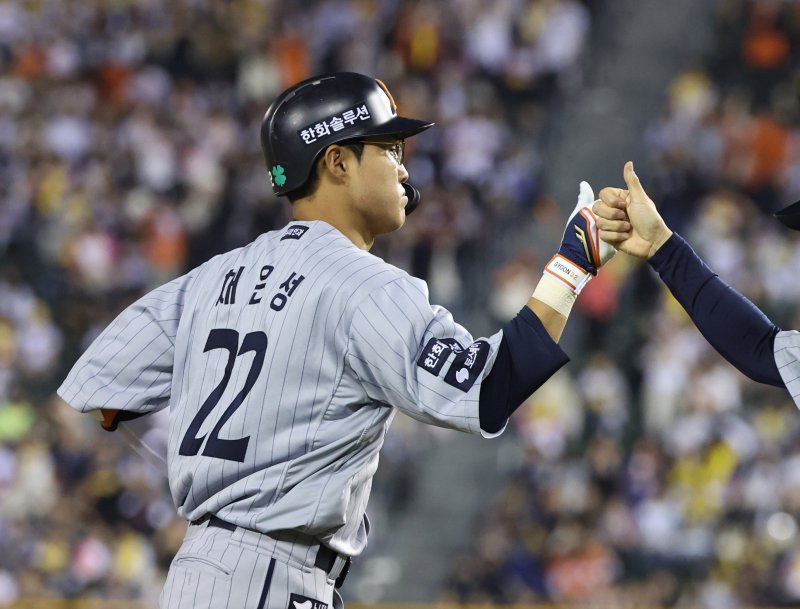 [서울=뉴시스] 김명년 기자 = 28일 서울 송파구 잠실야구장에서 열린 2025 KBO리그 한화 이글스와 LG 트윈스의 경기, 11회초 2사 주자 1루 상황 한화 채은성이 2점 홈런을 치고 그라운드를 돌고 있다. 2025.05.28. kmn@newsis.com